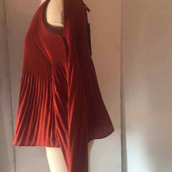 Do and Be pleated rust orange cold shoulder top Women’s Size S Small - Picture 4 of 5